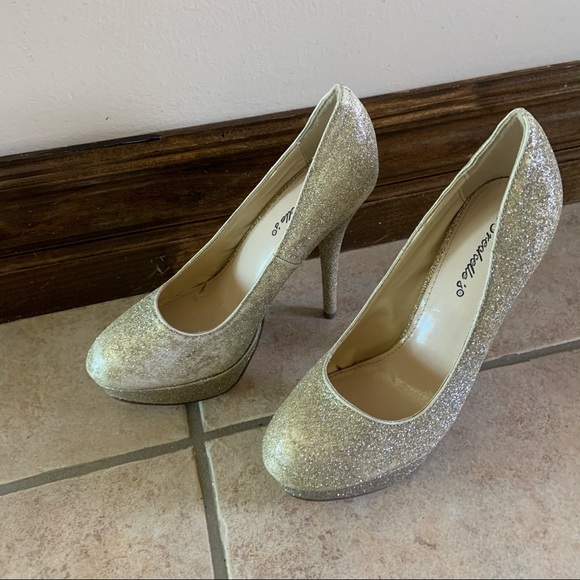 Gold Sparkly Heels Size 8 - Picture 2 of 4